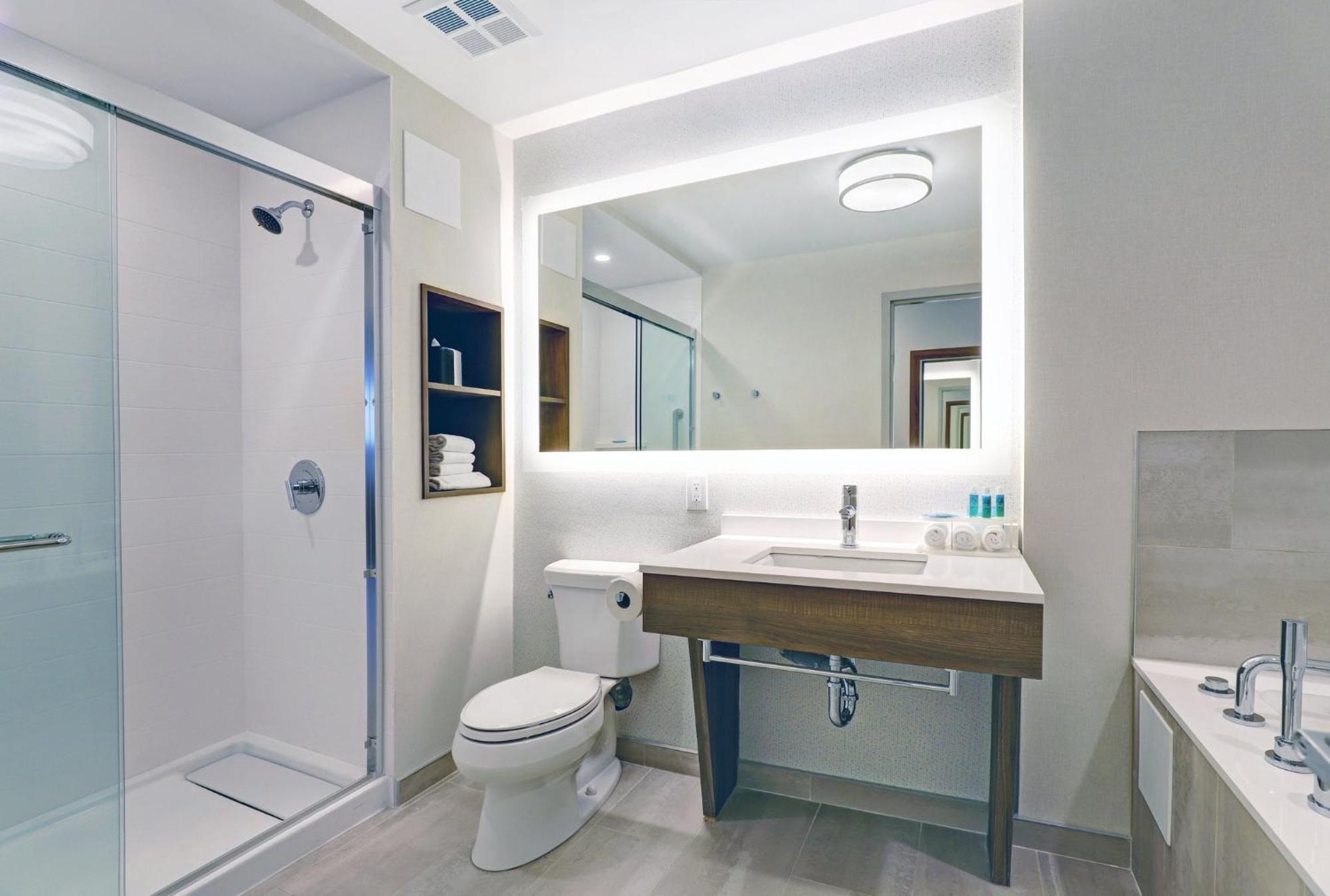 Hotel Express Oshawa By Ihg 3*