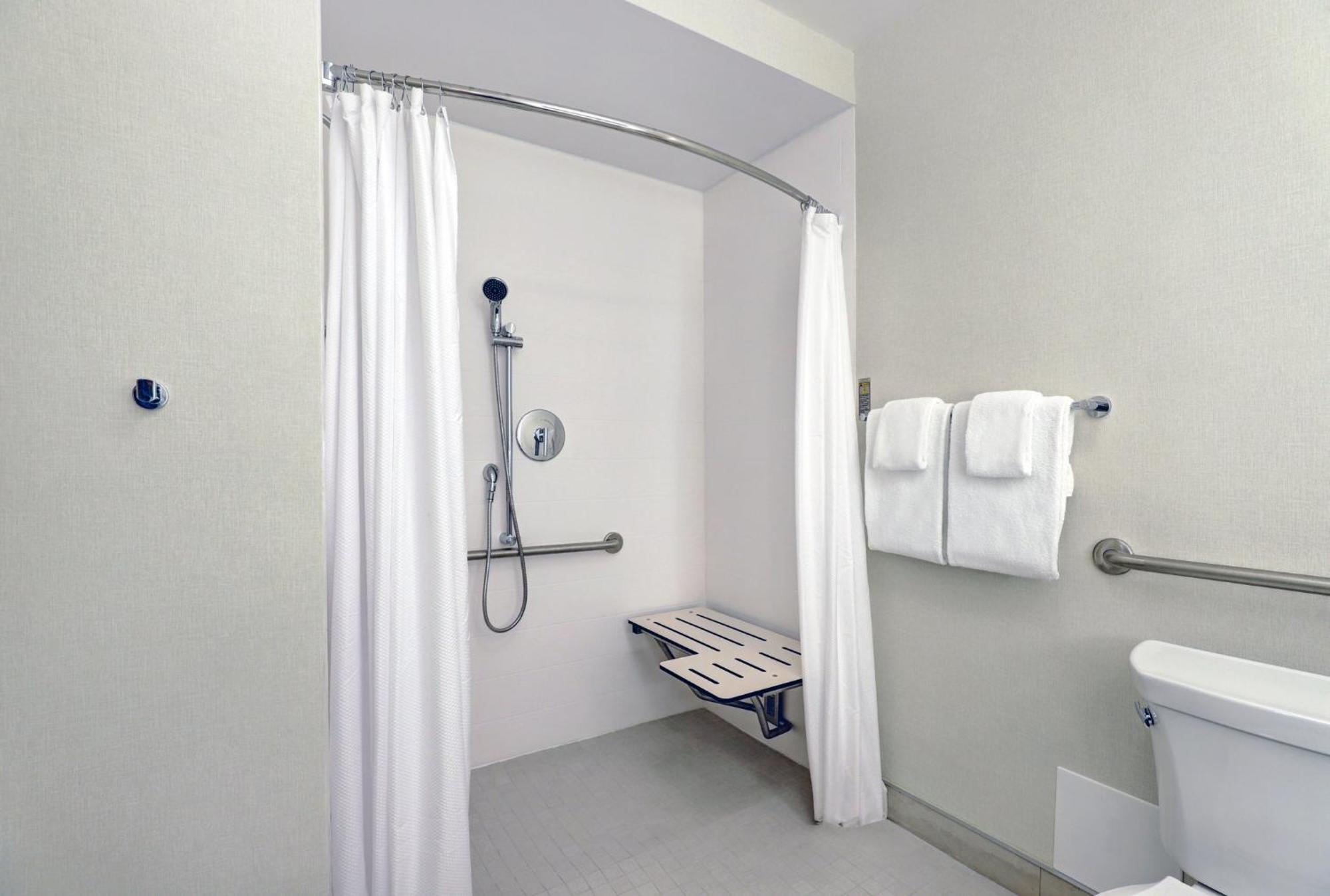 Hotel Express Oshawa By Ihg 3*