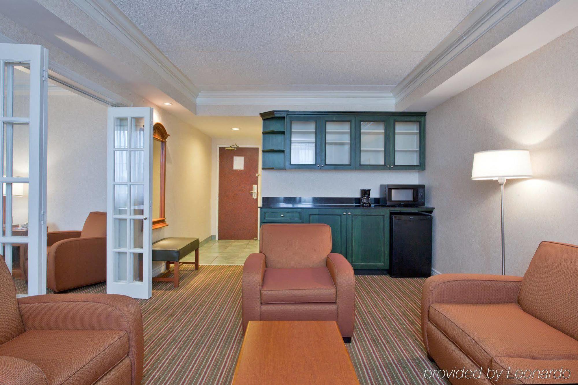 Hotel Express Oshawa By Ihg